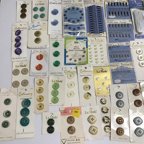 Vintage Buttons Card LOT Hook & Eye Snaps Sewing La Mode Costumakers Le Chic - Picture 3 of 5